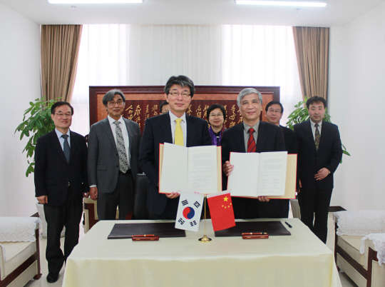 이은우 UST 총장(왼쪽)과 정중례 중국과학원대학교(UCAS) 총장이 학술연구 교류 협약을 체결한 후 기념촬영을 하고 있다. 두 기관은 농생명공학, 에너지, 정보통신 분야에서 공동·복수학위 프로그램, 공동 학술 프로그램 등을 운영하기로 했다.   UST 제공